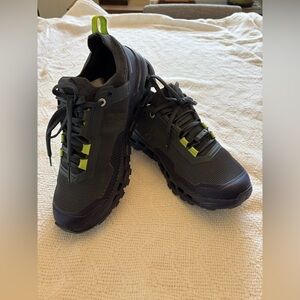 On Women's Cloudultra-Trail Running Navy/Ink Excellent Condition-Like New Size 8